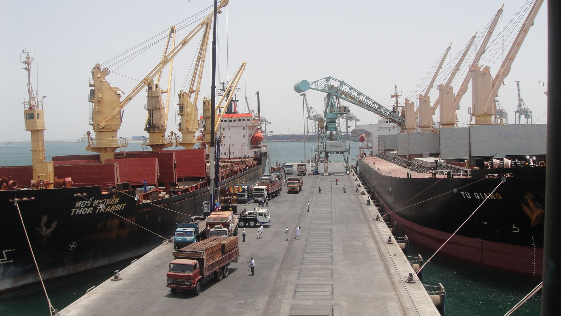 قطاع النقل والخدمات اللوجستية